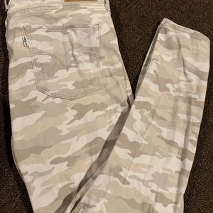 Levis camouflage stretch crop jeans